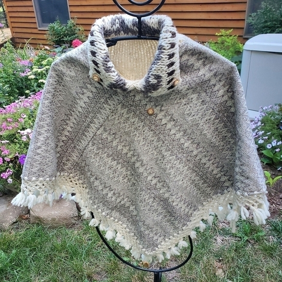 Handmade Wool with handkintted collar and fringe Sz. L Poncho Cape Shawl - Picture 4 of 7